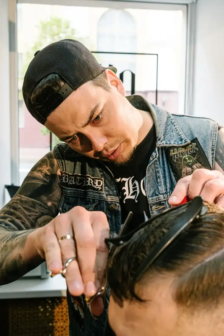 Jo working on a client’s fade