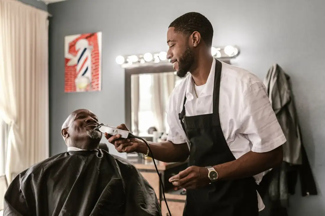 Dee cutting a client’s hair